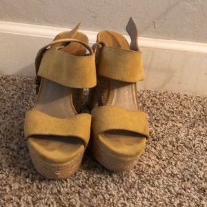 Yellow Micheal Kors sandales.